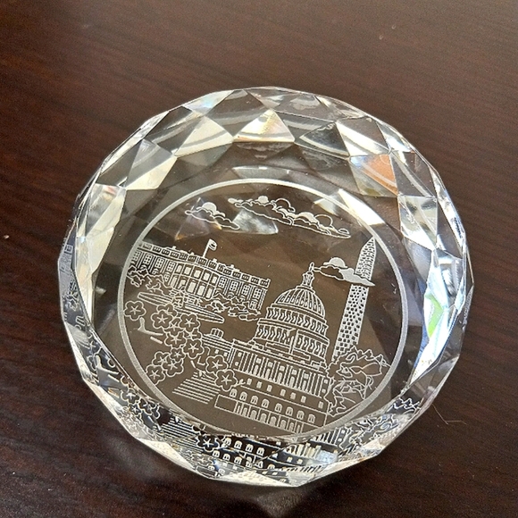 Washington Monument, The Capitol, and The White House Etched onto a Crysyal. - Picture 4 of 8